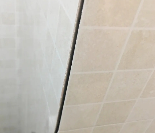 鄂州瓷砖空鼓维修公司分享阳台瓷砖脱落的修复过程可以分为以下几个步骤