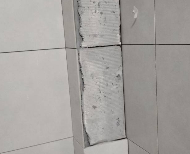 鄂州瓷砖空鼓维修公司分享下瓷砖施工前基层浇水润湿程度不足，可能导致以下问题
