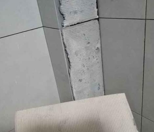 鄂州瓷砖空鼓维修公司分享下厨房瓷砖脱落的补救措施。
